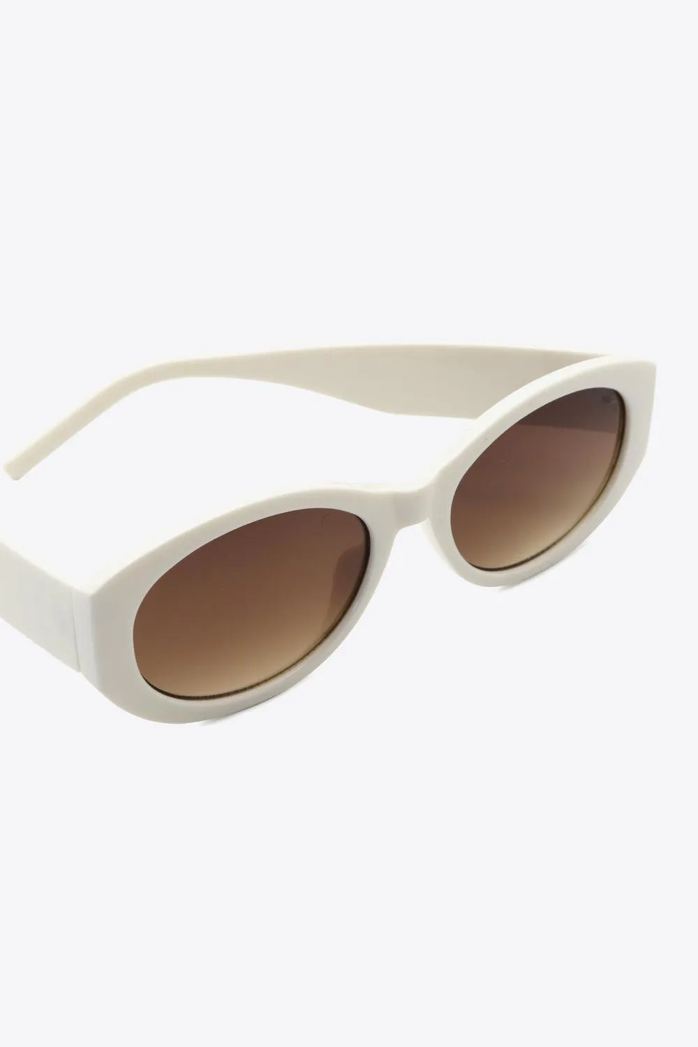 Chic UV400 Oval Sunglasses with Lightweight and Durable Frame