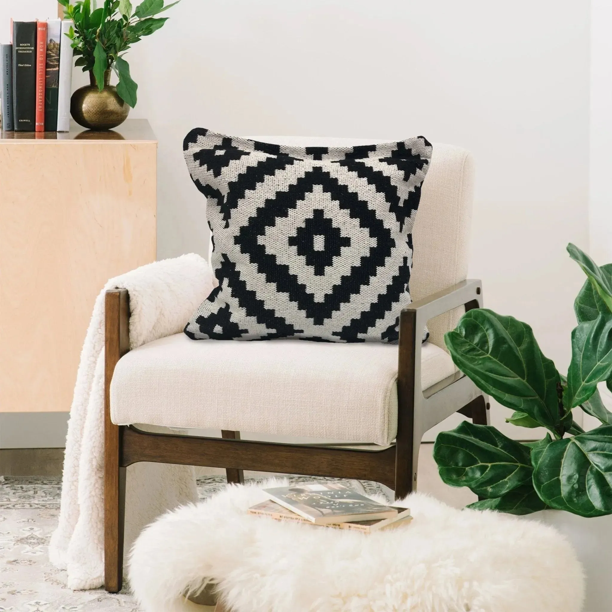 Modern Motif 05262BKT Black/White Pillow